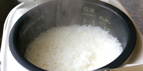 米を蒸らす
